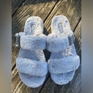 Womens Koolaburra By UGG Gray/ Silver Furry Sandal Slippers - Size 9